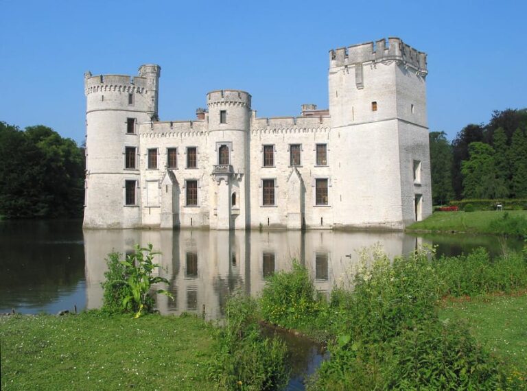 Brussels: Durbuy and Kasteel Bouchout Private Day Trip