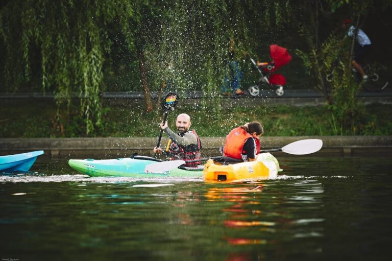 Bucharest: Guided Kayaking Tour in Herastrau Park