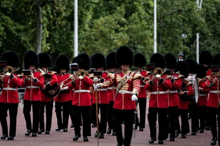 Buckingham Palace, Changing of the Guard Walking Tour