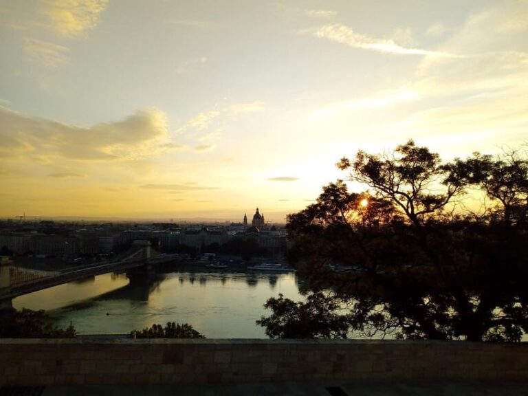 Budapest At Dawn: Scenic Walking Tour with Music Performance