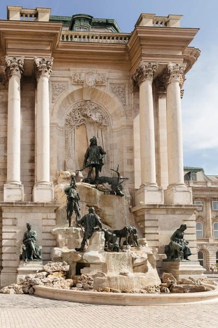 Budapest: Buda Castle Walking Tour & Folk Music Performance