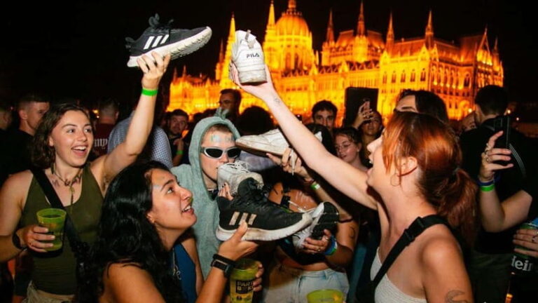 Budapest: Danube Beat Party Cruise with Drink Packages