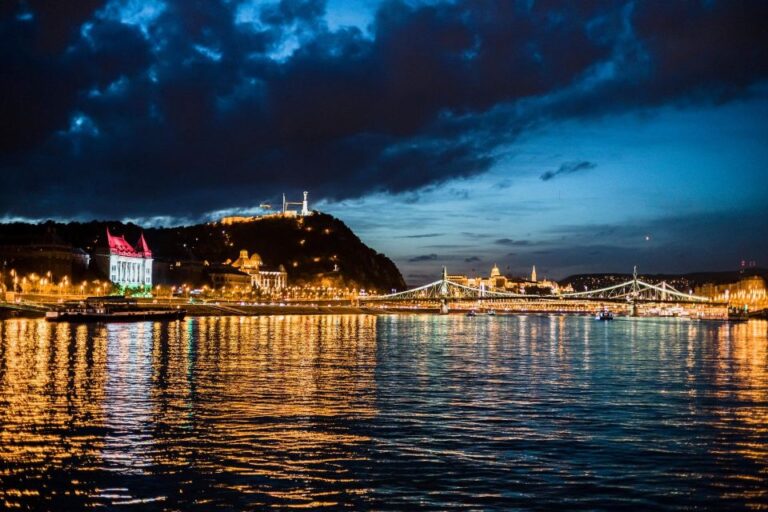 Budapest: Premium Sightseeing Cruise with Tokaj Frizzante