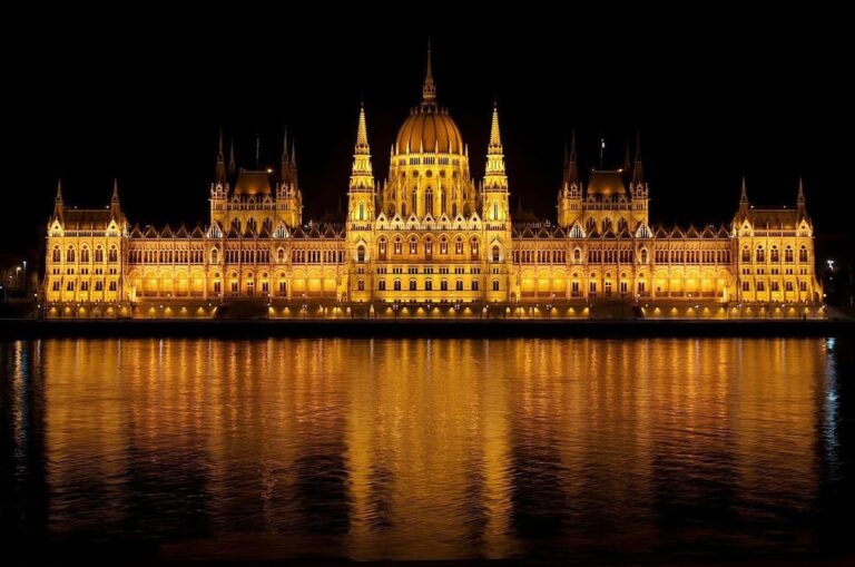 Budapest: Private Night Tour with a Local