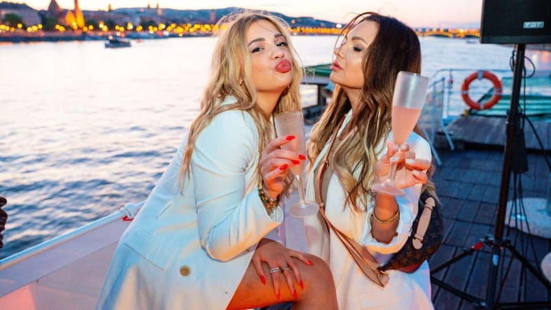 Budapest: Sip & Sail Danube Cruise with Prosecco Cocktails - The Experience: What to Expect on the Cruise
