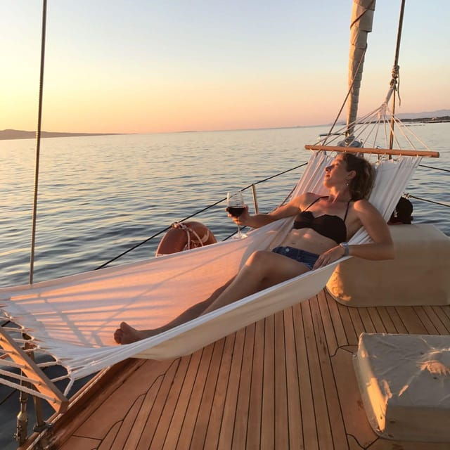 Calasetta: Sunset Sailing Tour with Dinner