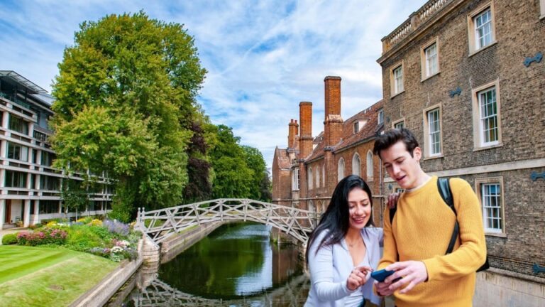 Cambridge: City Walking Tour & Exploration Game