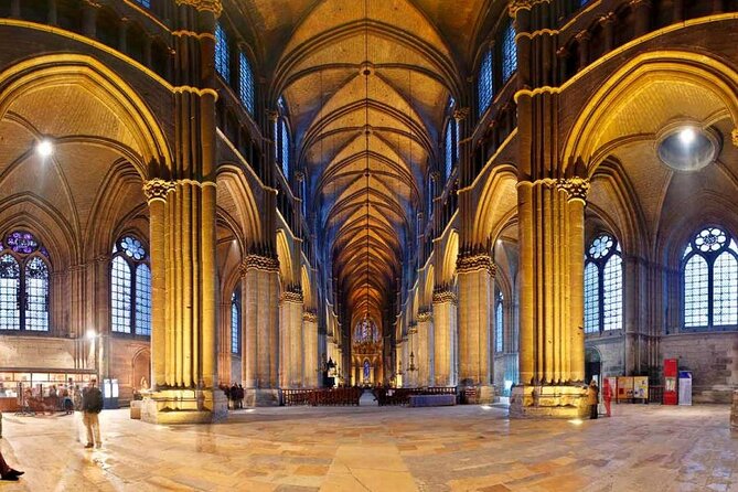Champagne – Reims: Private tour from Paris by minivan