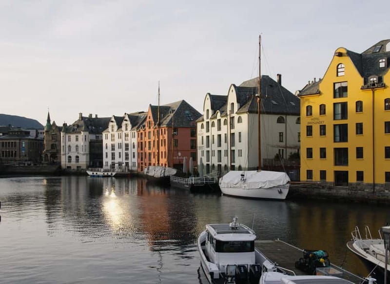 City walk in Ålesund: Art Nouveau, sea views, and insider tips - Exploring Ålesund’s Walkable Charm and Architectural Elegance