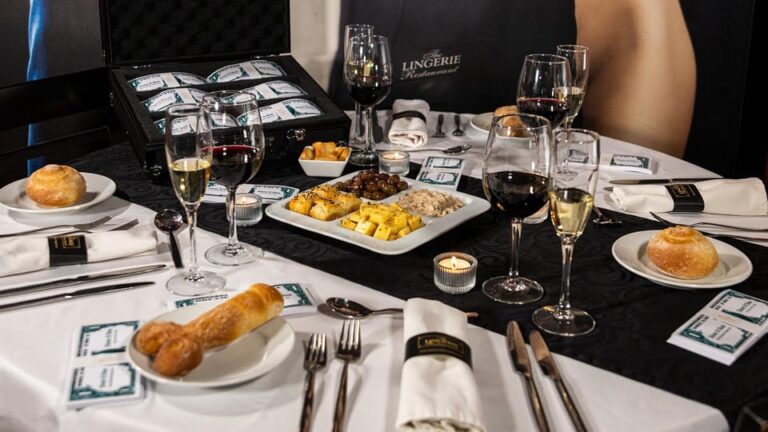 Coimbra: Erotic Cabaret Show and Dinner