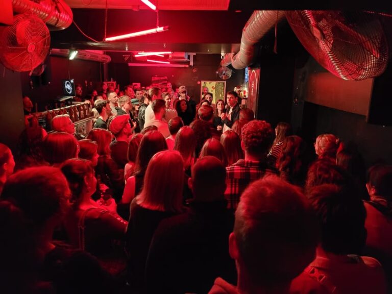 “Comedykills” – das Open Mic im Glockenbachviertel