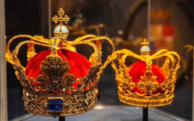 Copenhagen: Rosenborg and Christiansborg Palaces Tour in Spanish