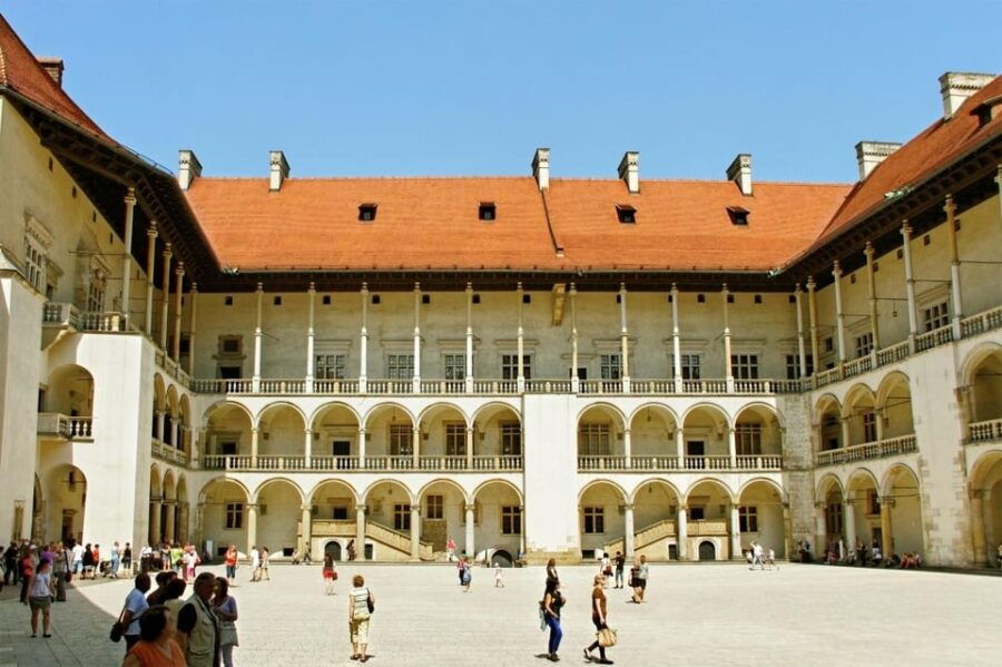 Cracow: Wawel Castle & Cathedral, Rynek Underground & Lunch - Exploring Krakows Historic Heart