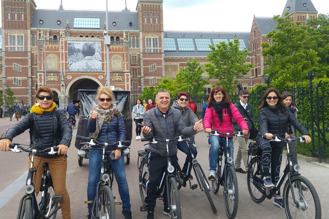 Daily group bike tour in Spanish.