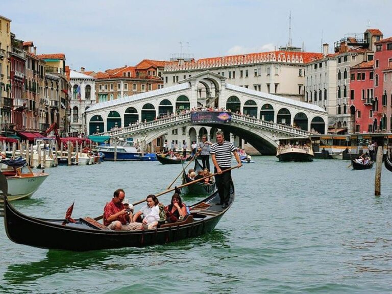 Discover Venice: Morning Tour & Gondola Experience