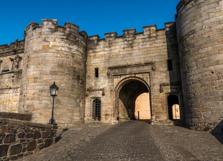 Edinburgh: Stirling Castle, Kelpies, Whisky & Highlands Tour