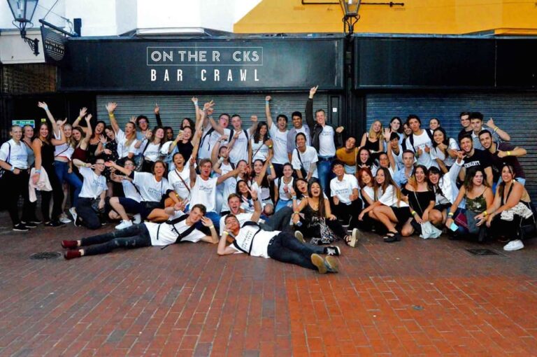 Edinburgh’s Best Bar Crawl: Free Shots, Discounts, Photos