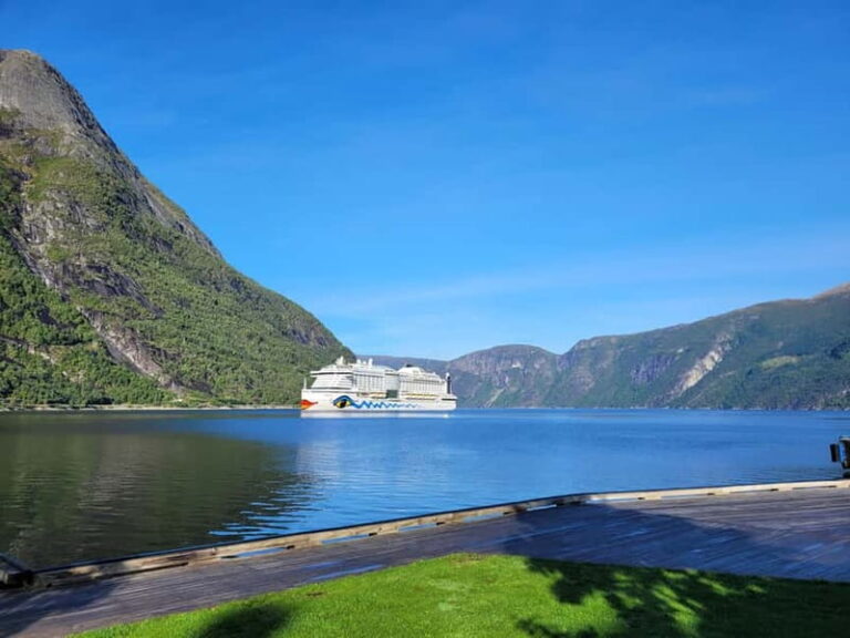 Eidfjord: Vøringsfossen Waterfalls Round-Trip Shuttle
