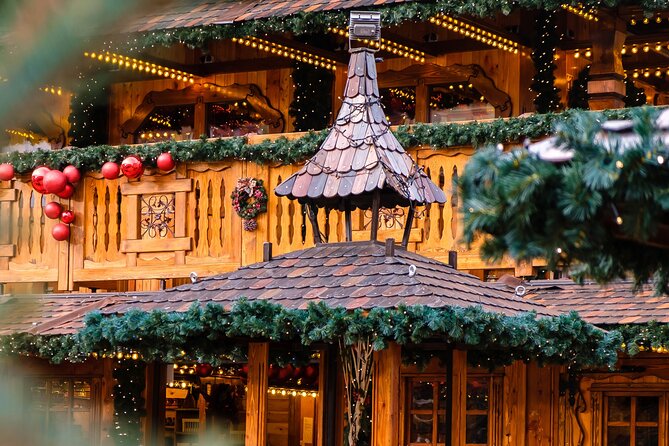 Enchanted Yuletide Walking Tour of Ithaca’s Festive Delights