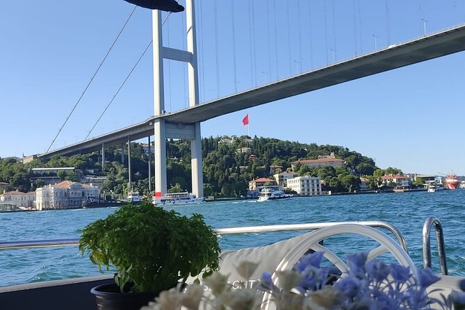 Exclusive Luxury Yacht Bosphorus Sightseeing Cruise in Istanbul