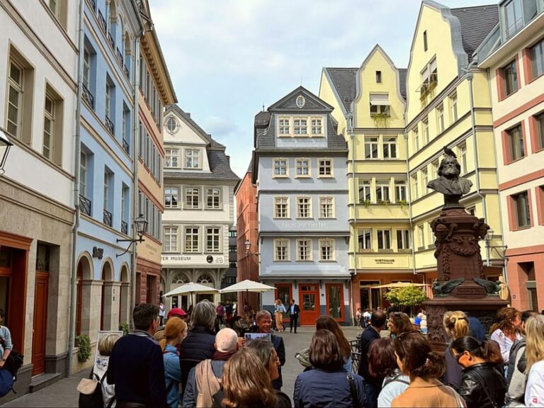 Frankfurt: Discover the heart of Frankfurt – a city tour in German