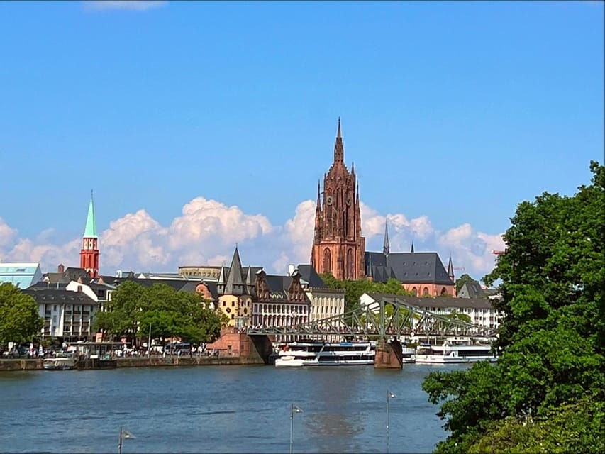 Frankfurt: Walking tour in Russian in private - just for you and your friends - Discovering Frankfurt’s Old Town and Beyond: The Experience