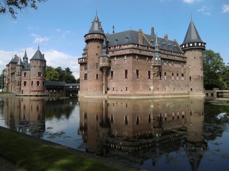 From Amsterdam: Muiderslot and De Haar Castle Tour