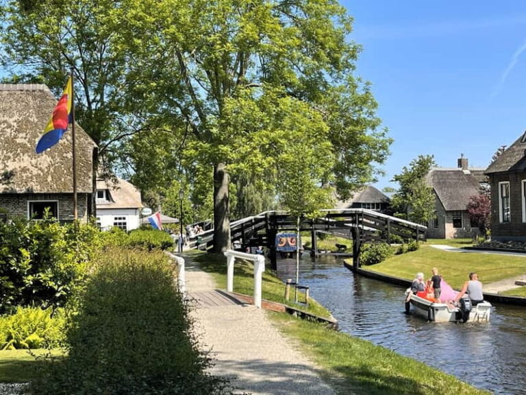 From Amsterdam: Private Car Tour to Giethoorn and Blokzijl