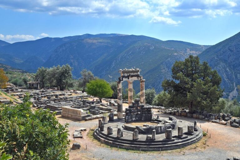 From Athens: Delphi and Osios Loukas Monastery Day Trip