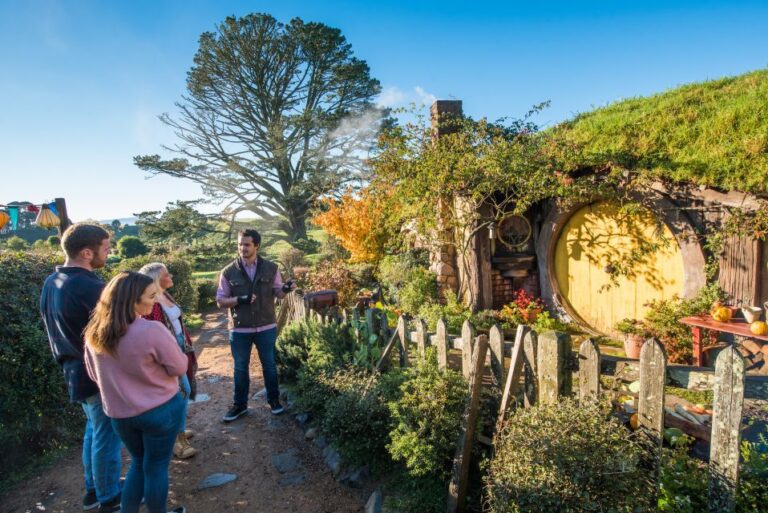 From Auckland: Hobbiton and Waitomo Day Tour with Lunch