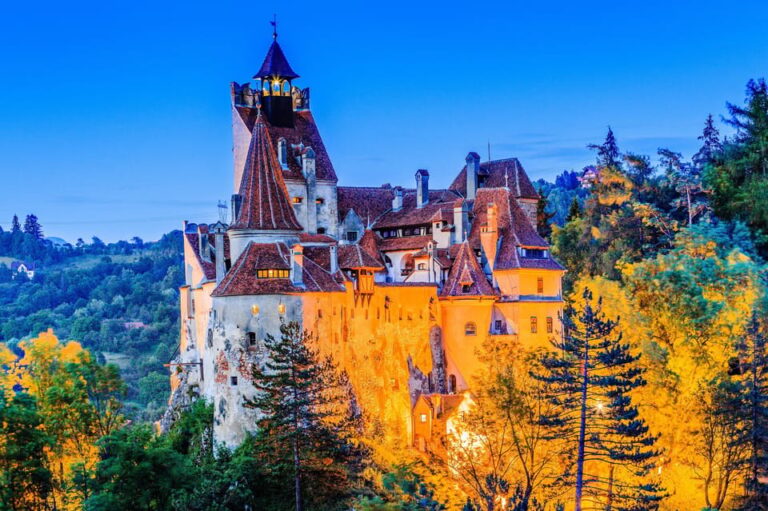 From Bucharest: Day Trip to Peles, Dracula’s Castle, Brasov