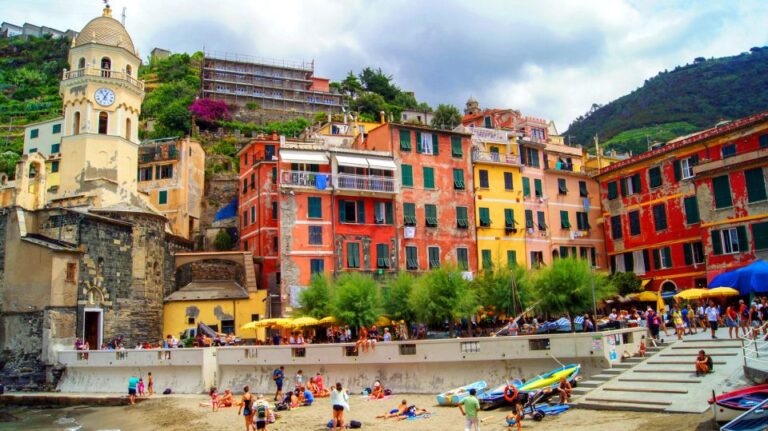 From Florence: Cinque Terre guided tour with Lucca