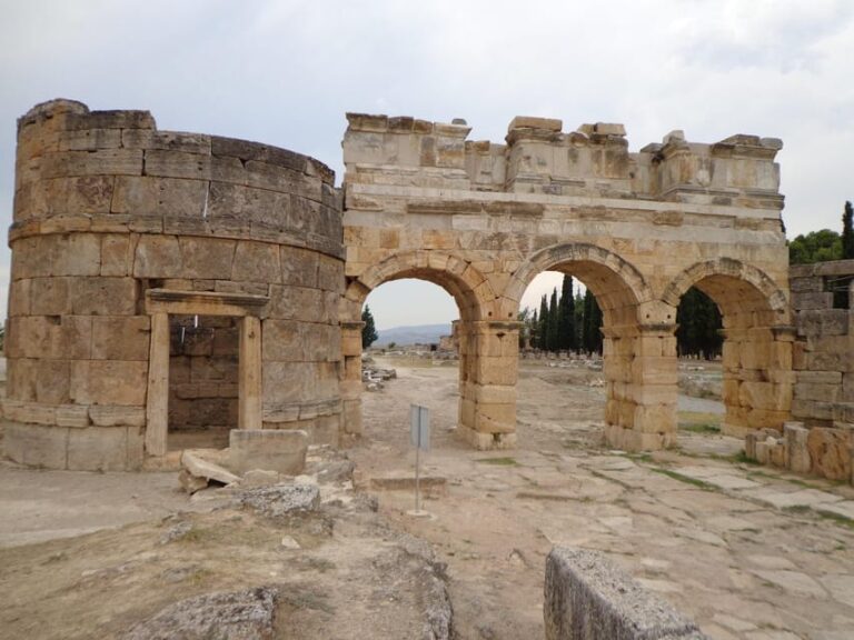 From Istanbul: Guided Pamukkale Tour with Flight and Lunch