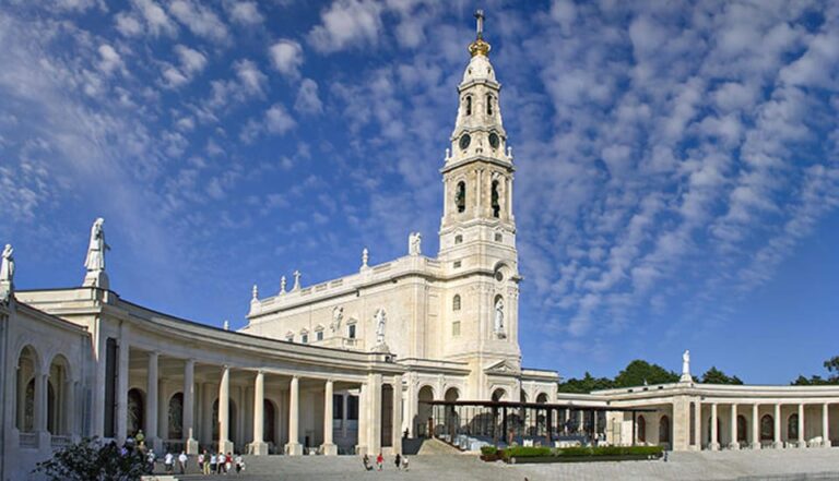 From Lisbon: Fatima, Nazaré and Óbidos Full Day Private Tour