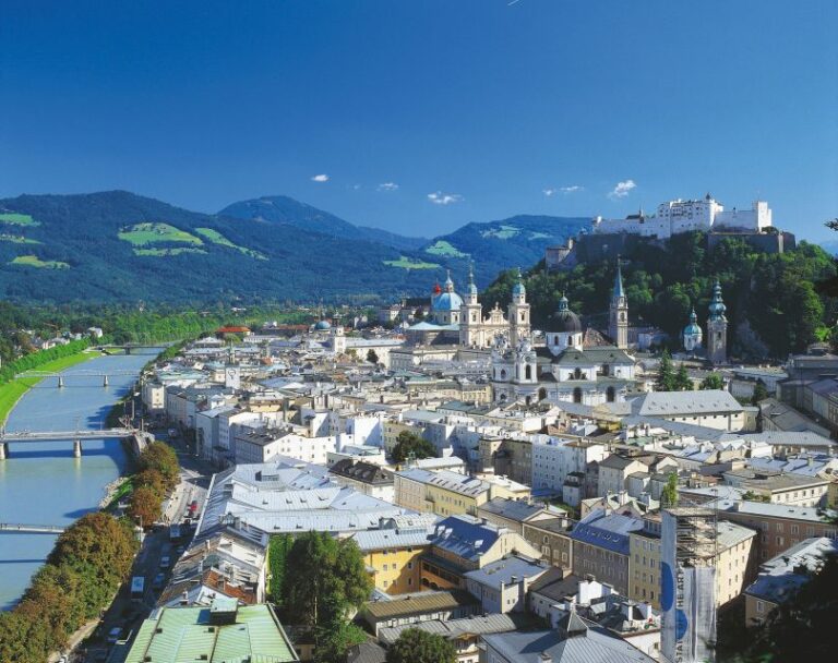 From Vienna: Salzburg and Alpine Lakes Full-Day Trip