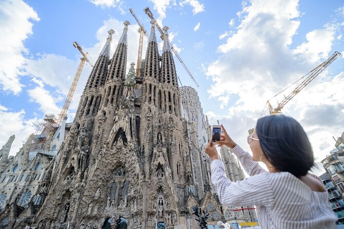 Gaudí Highlights Private Tour with Sagrada Familia Visit Included