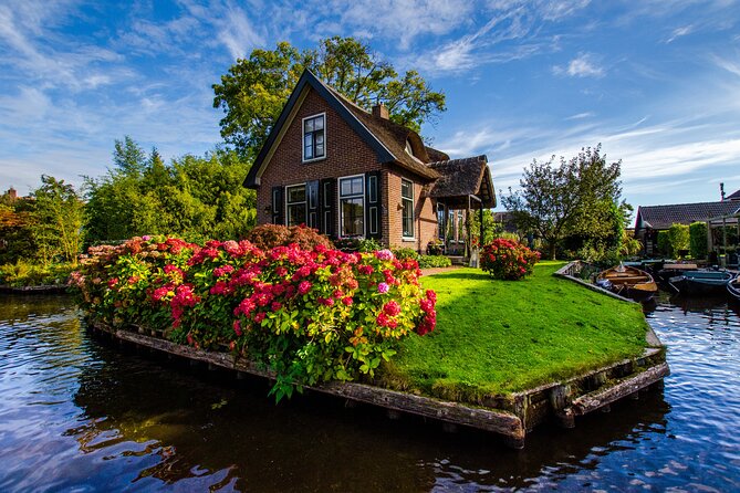 Giethoorn: Highlights Canal Cruise and Sightseeing Village - An In-Depth Look at the Giethoorn Tour Experience