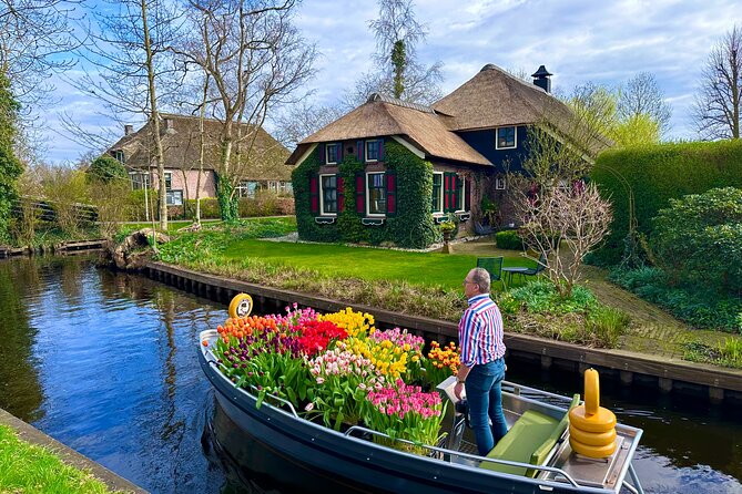 Giethoorn Roundtrip Transport with Optional Guided Canal Cruise