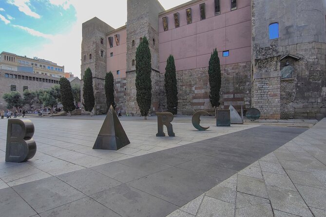 Gothic Quarter and Gaudí Small-Group Tour