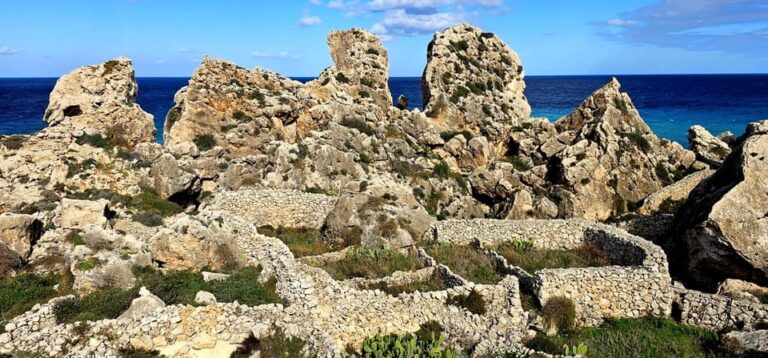 Gozo Unveiled: Guided Hiking Tour with Bouldering