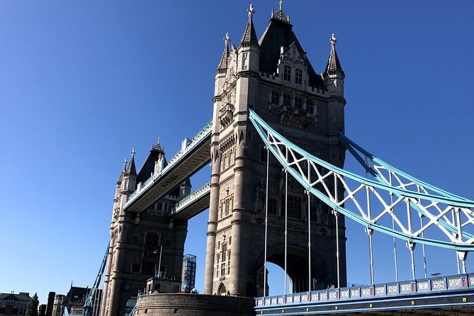 Half Day Walking Tour of Traditional London by Walking & Public Transportation