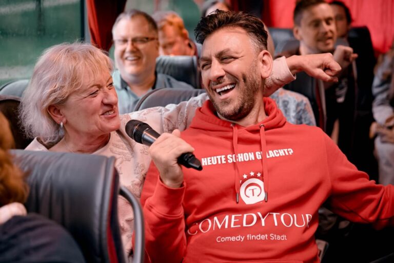 Hamburg: 1.5-Hour International Karaoke Bus Tour