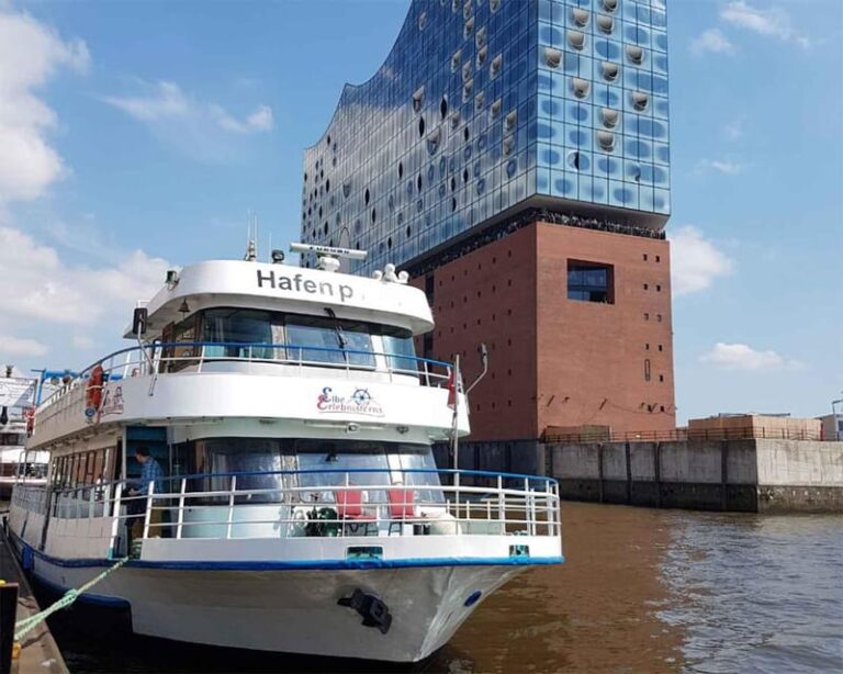 Hamburg: 1 hour harbor boat Tour Hamburg