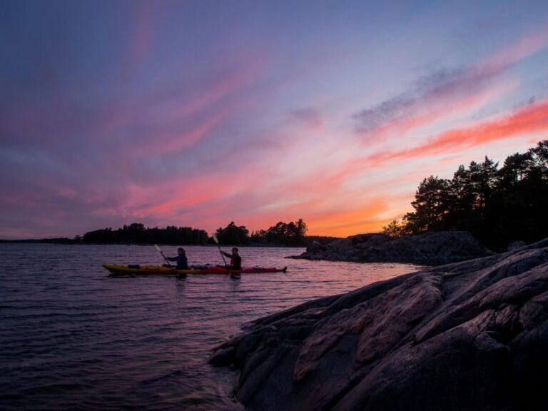 Helsinki: Midnight Sun Kayaking Tour with Campfire
