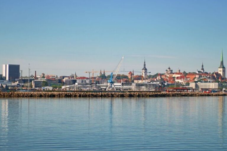 Helsinki: Private Walking Tour with a Local Guide