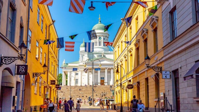 Helsinki VIP Tour and Medieval Porvoo