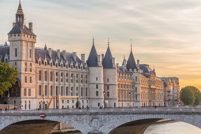 Historic Heart of Paris: Île de la Cité Walking Tour