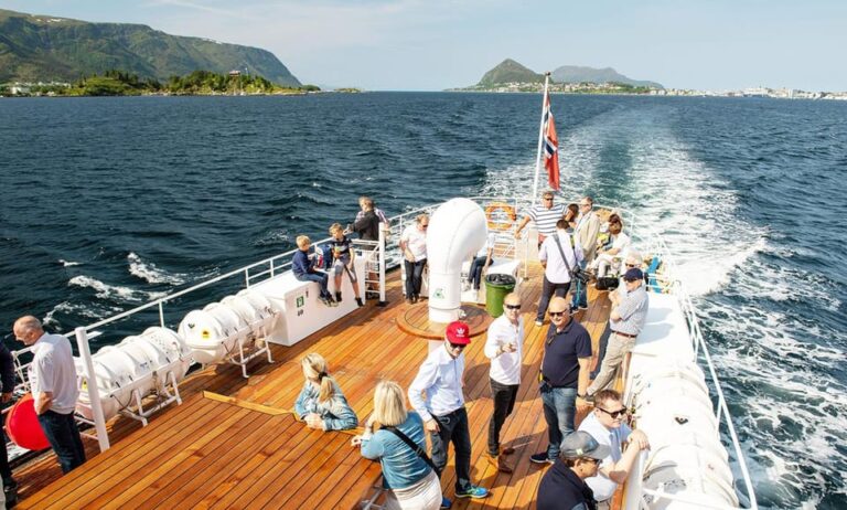 Hjørundfjord Hiking Cruise (6,5 hours to hike/explore Øye)