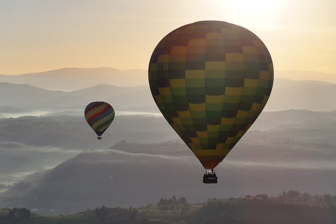 Hot air balloon over the hills of Pienza, Montalcino and Val D’Orcia