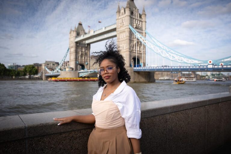 Iconic London Portraits Tour with Expert Local Photographer